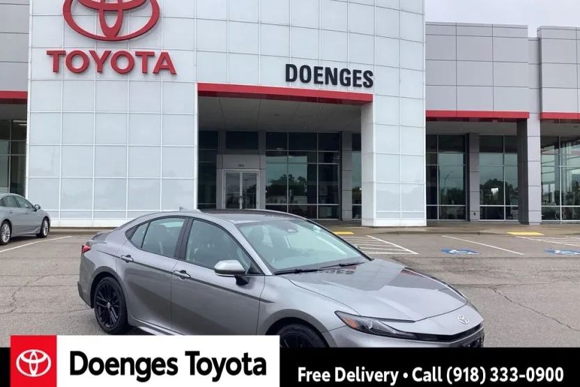 2025 Toyota Camry SE photo 1
