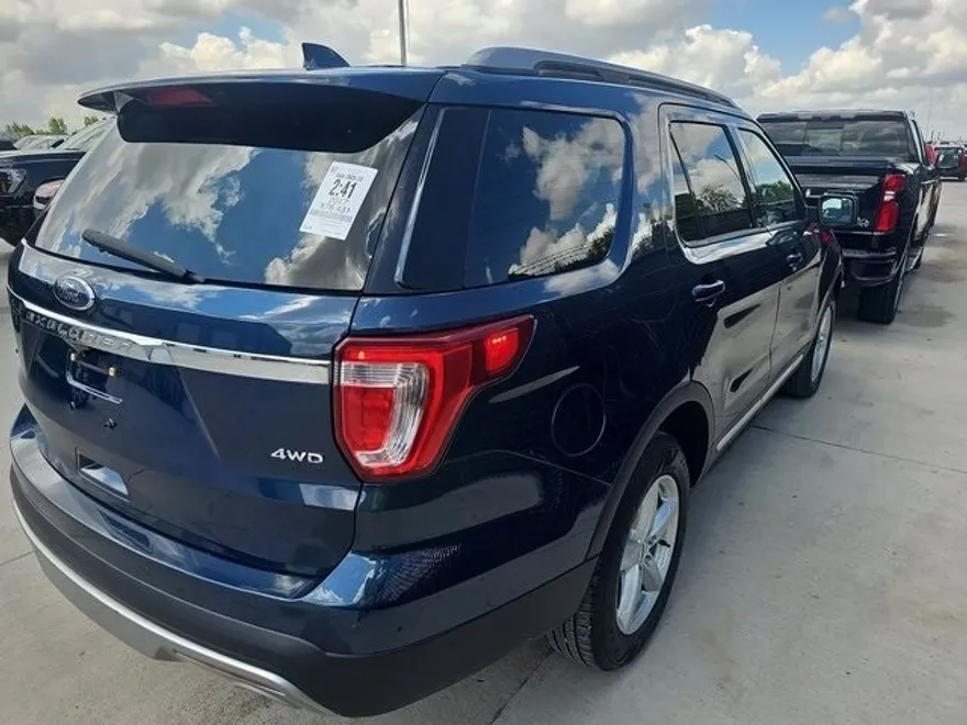 2017 Ford Explorer XLT photo 2