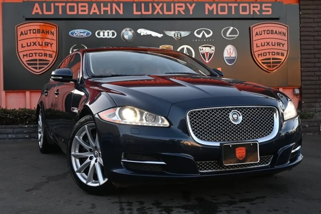 2011 Jaguar XJ photo 1