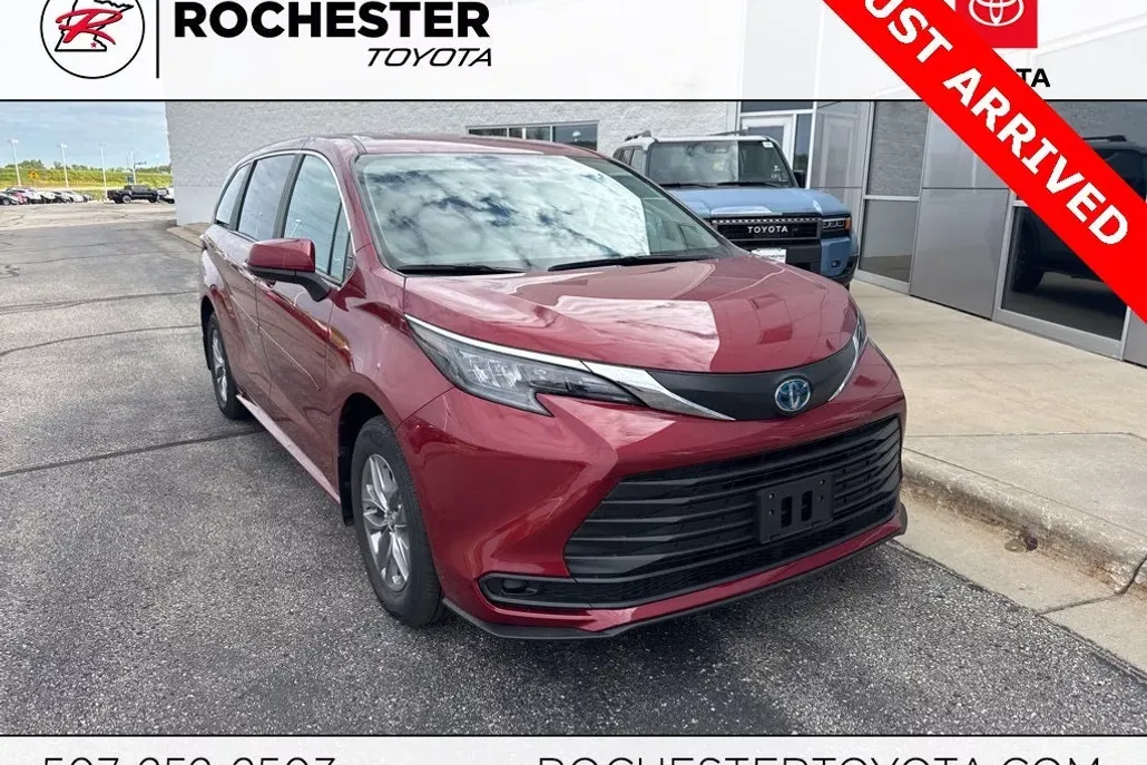 2025 Toyota Sienna LE photo 1