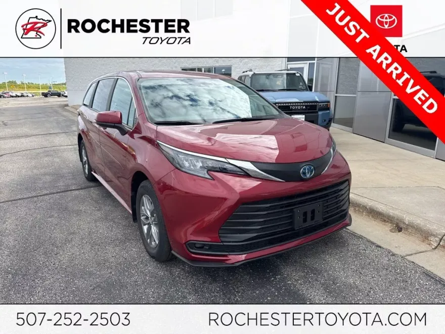 2025 Toyota Sienna LE photo 1