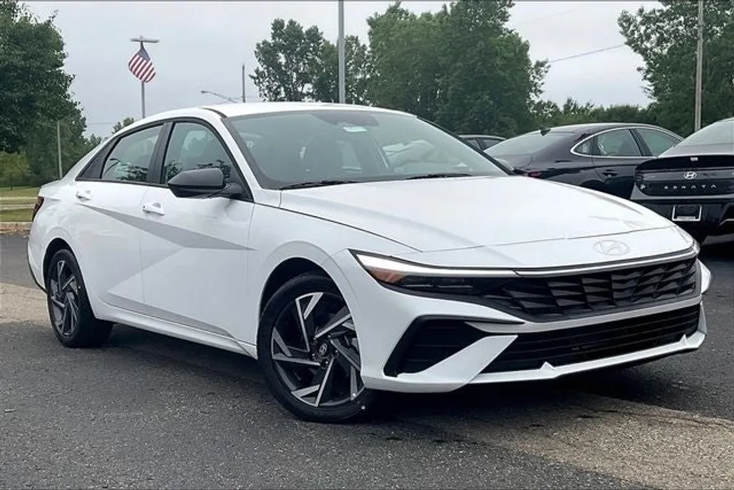 2025 Hyundai Elantra SEL Sport photo 1