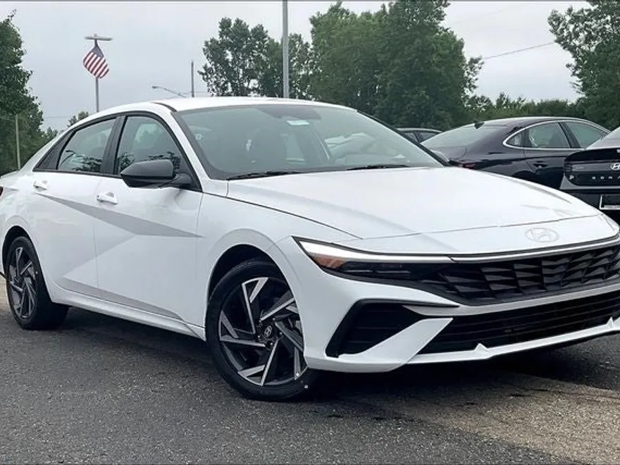 2025 Hyundai Elantra SEL Sport photo 1