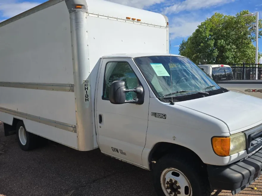 2005 Ford E-350 photo 1