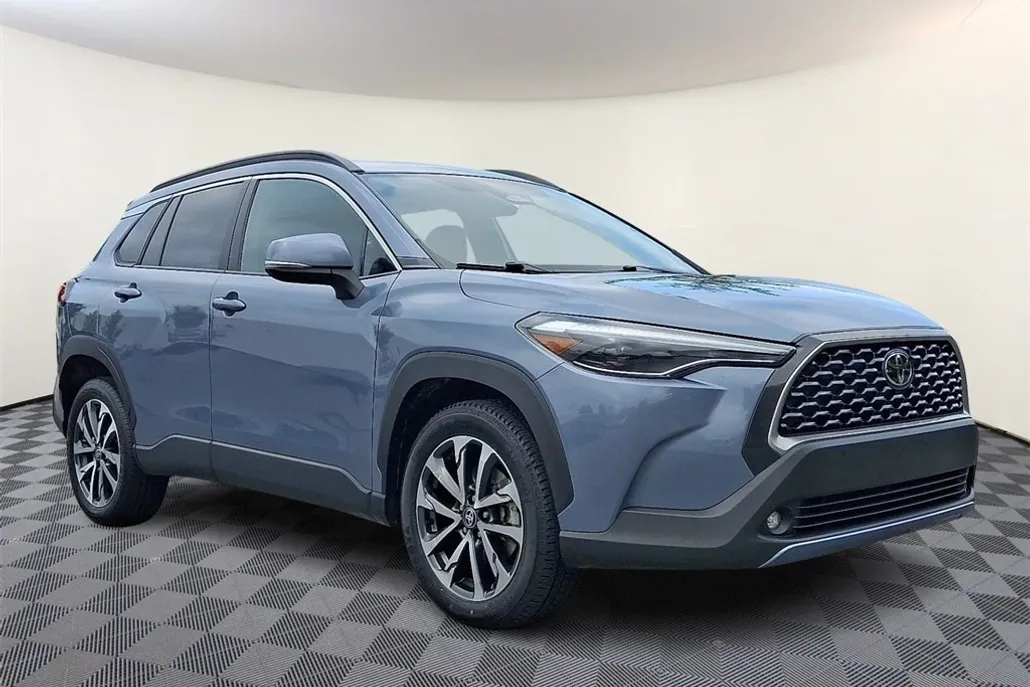 2023 Toyota Corolla Cross XLE photo 1