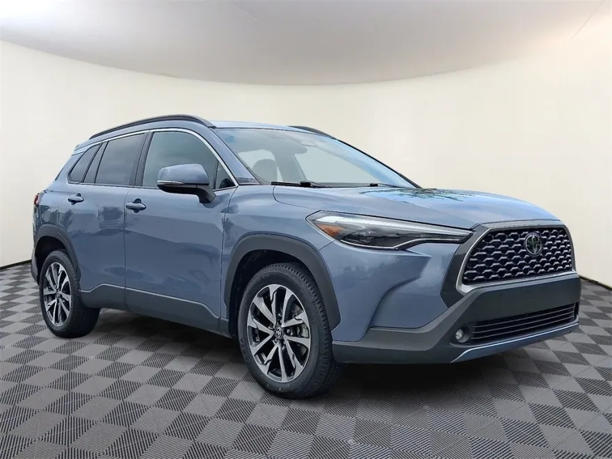 2023 Toyota Corolla Cross XLE photo 1