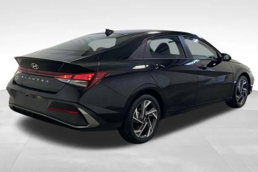 2025 Hyundai Elantra SEL Sport photo 1