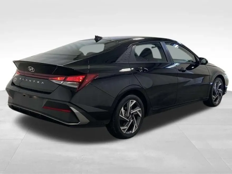 2025 Hyundai Elantra SEL Sport photo 1