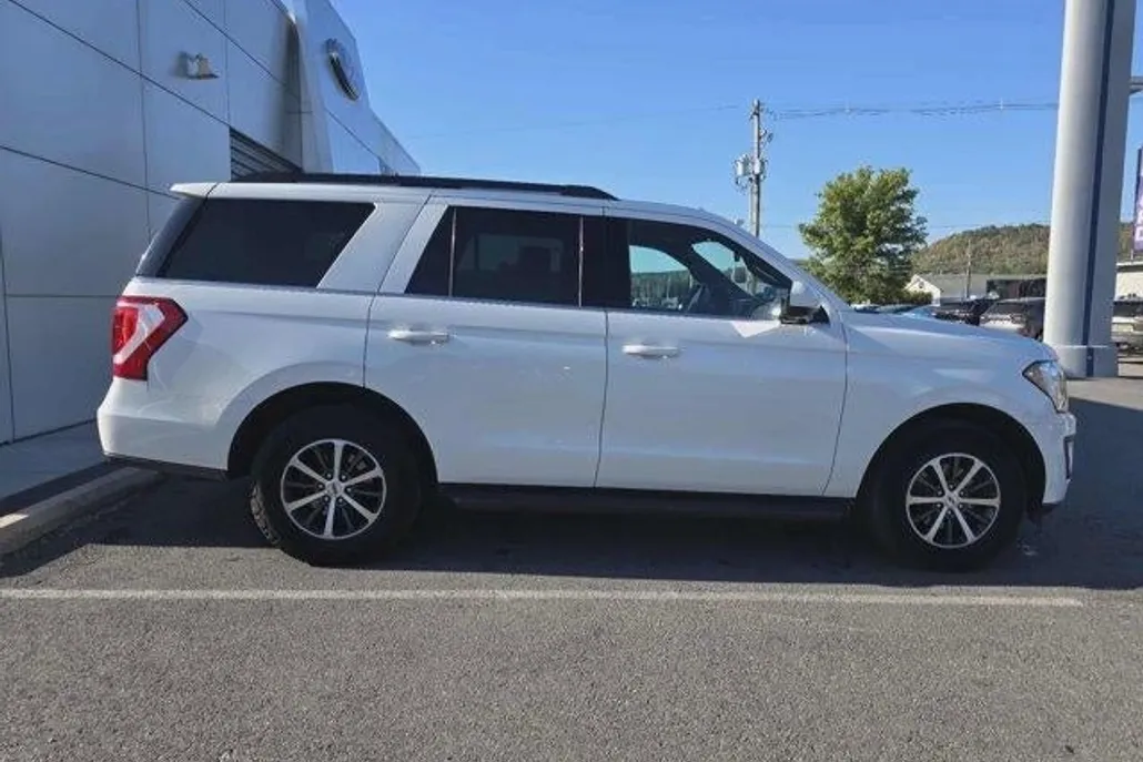 2021 Ford Expedition XLT photo 1