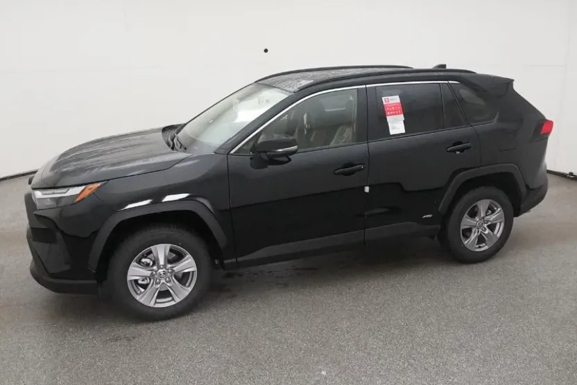 2025 Toyota RAV4 Hybrid XLE photo 1