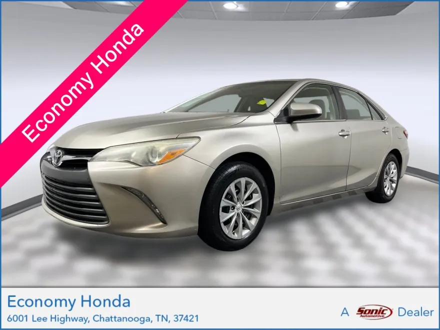 2015 Toyota Camry LE photo 1