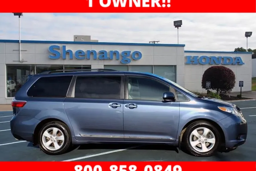 2015 Toyota Sienna LE photo 1