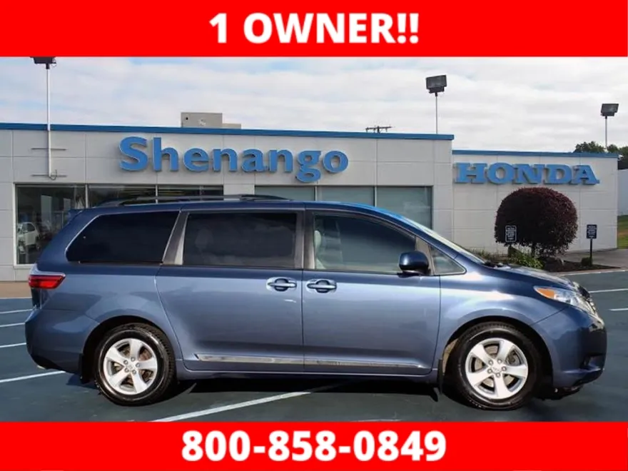 2015 Toyota Sienna LE photo 1