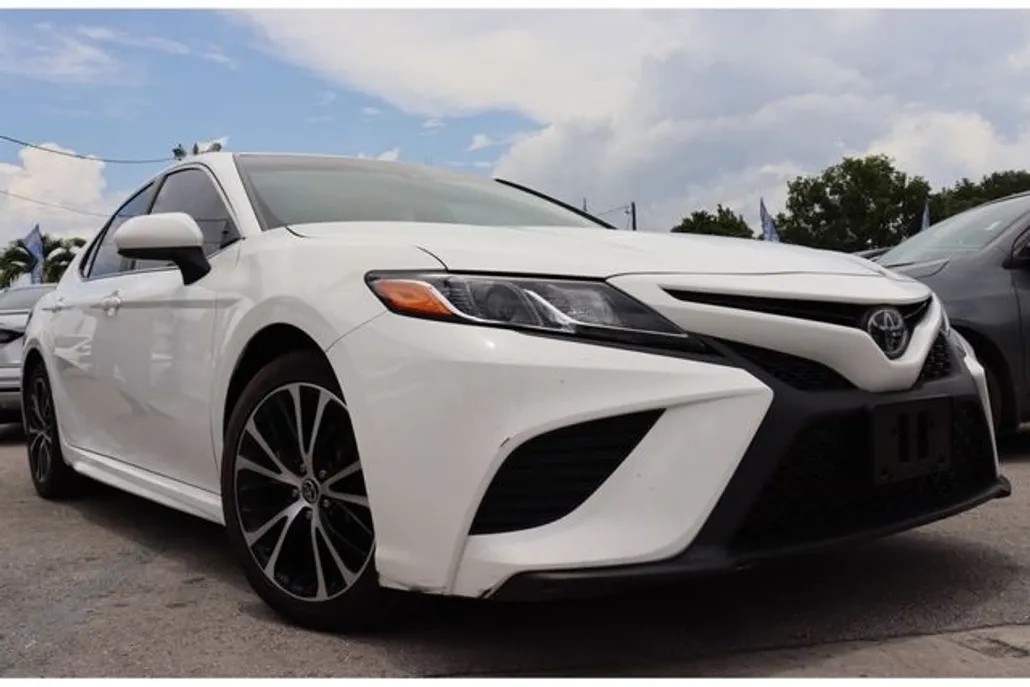 2020 Toyota Camry SE photo 1