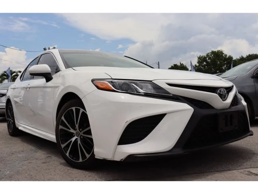2020 Toyota Camry SE photo 1