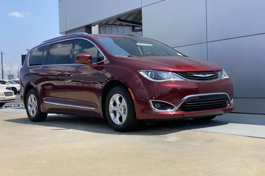 2018 Chrysler Pacifica Hybrid Touring L photo 1