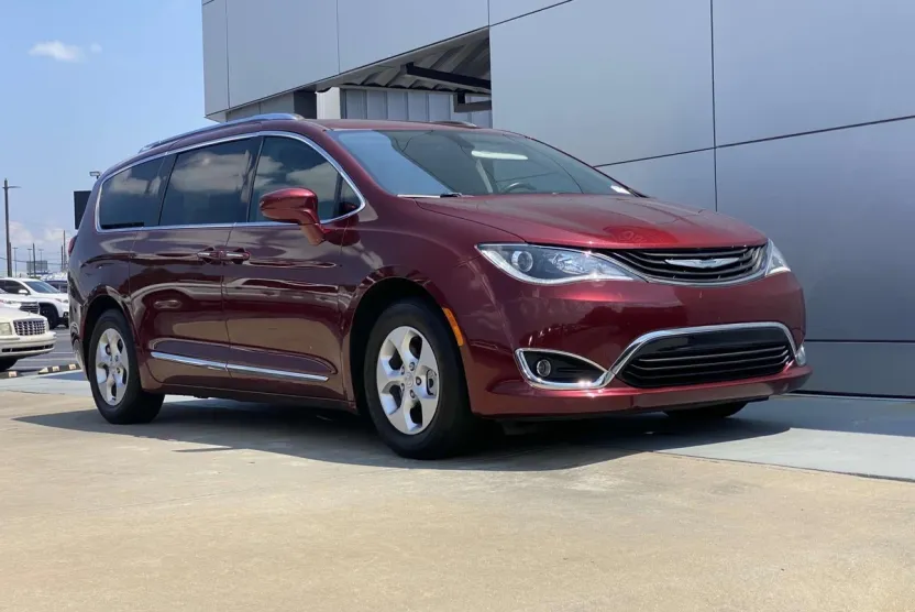 2018 Chrysler Pacifica Hybrid Touring L photo 1