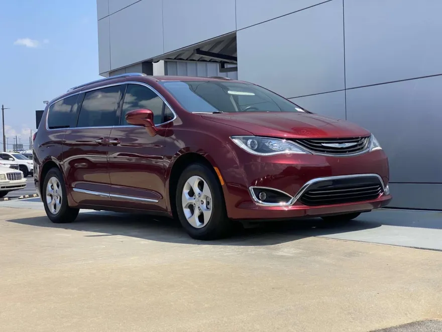 2018 Chrysler Pacifica Hybrid Touring L photo 1