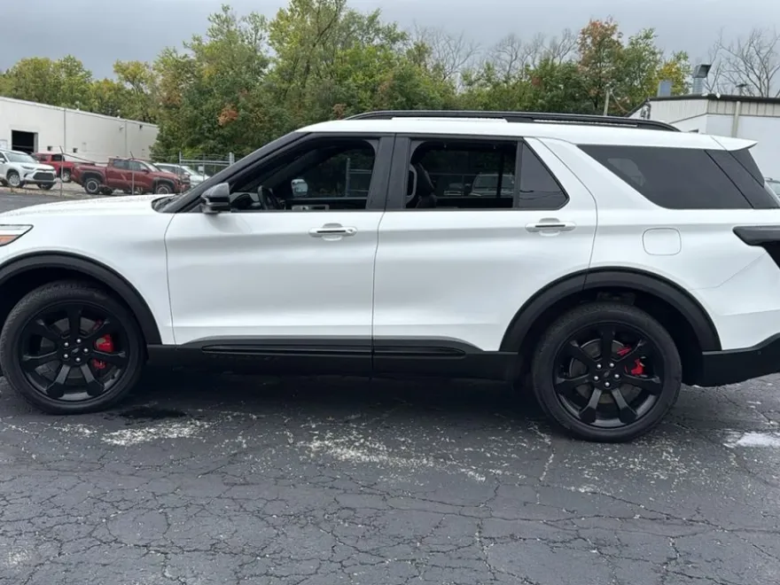 2021 Ford Explorer ST photo 1