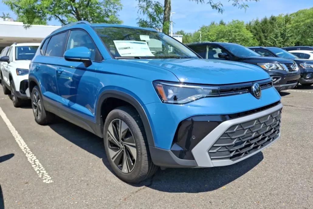 2025 Volkswagen Taos SE photo 1