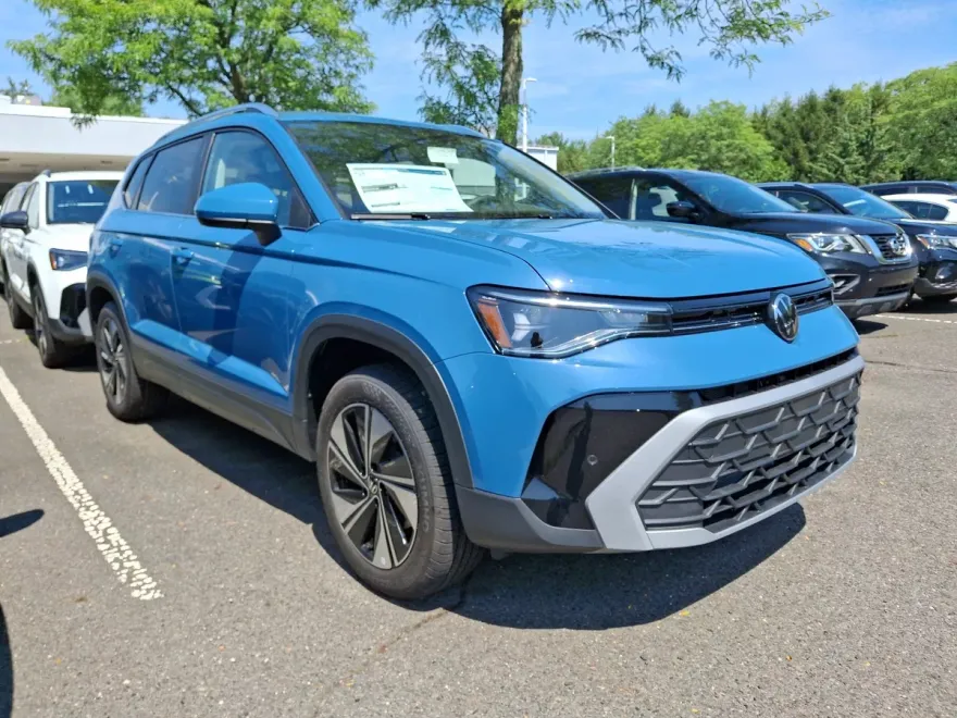 2025 Volkswagen Taos SE photo 1
