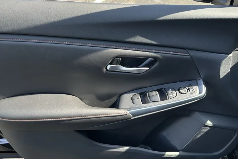 2025 Nissan Sentra SR photo 1