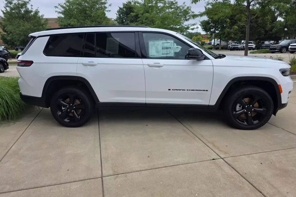 2025 Jeep Grand Cherokee Altitude photo 1