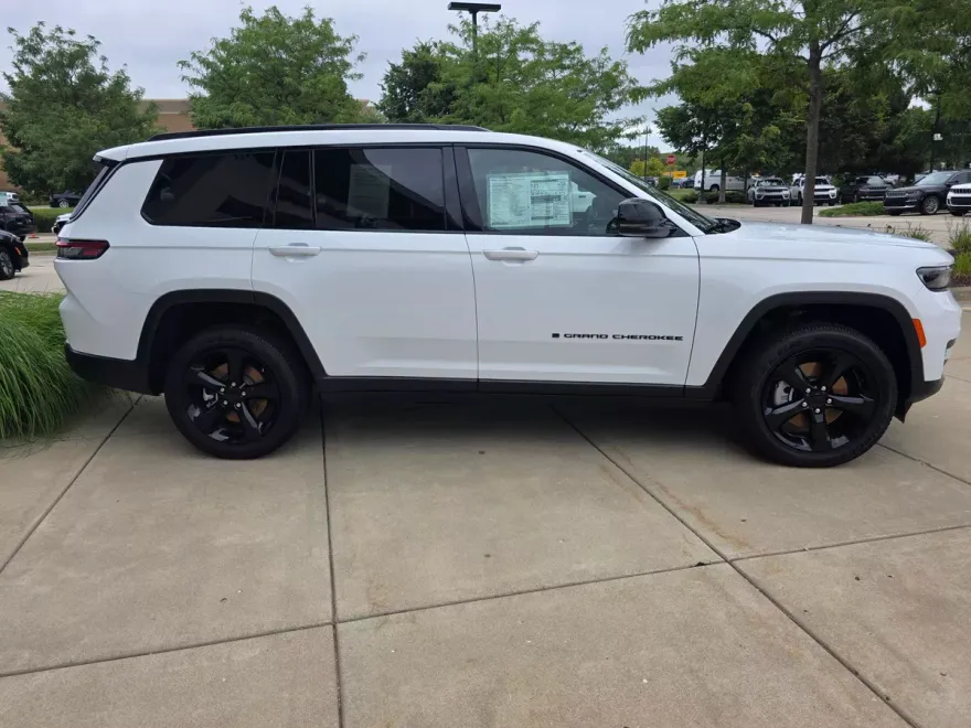 2025 Jeep Grand Cherokee Altitude photo 1