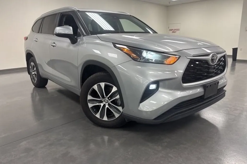 2024 Toyota Highlander XLE photo 1