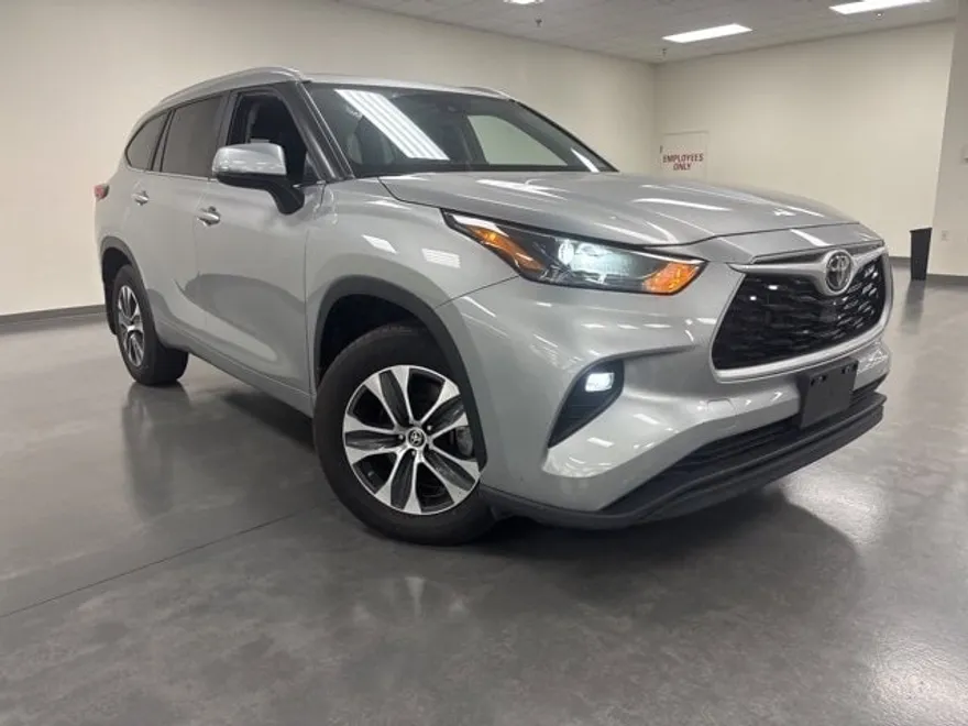 2024 Toyota Highlander XLE photo 1