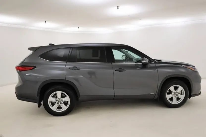 2022 Toyota Highlander LE photo 1