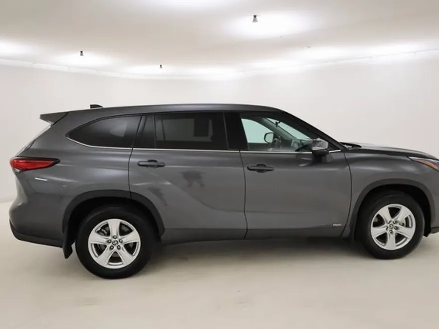 2022 Toyota Highlander LE photo 1
