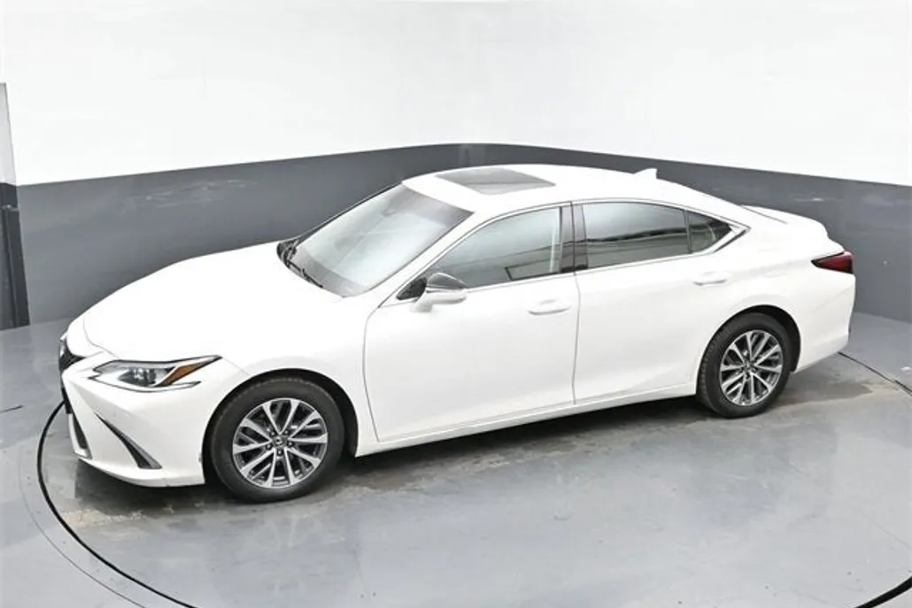 2022 Lexus ES 250 photo 1