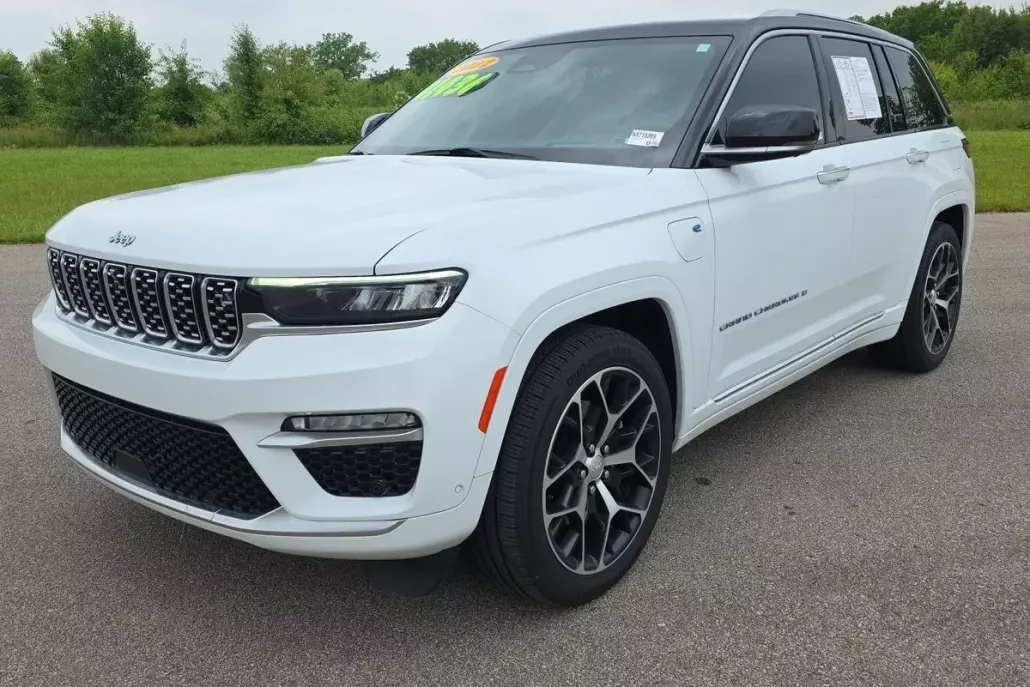 2022 Jeep Cherokee 4xe Summit Reserve photo 1