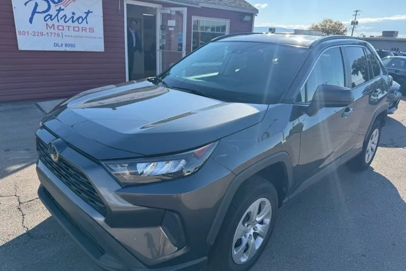 2021 Toyota RAV4 LE photo 1