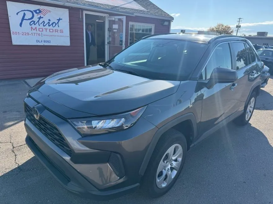 2021 Toyota RAV4 LE photo 1