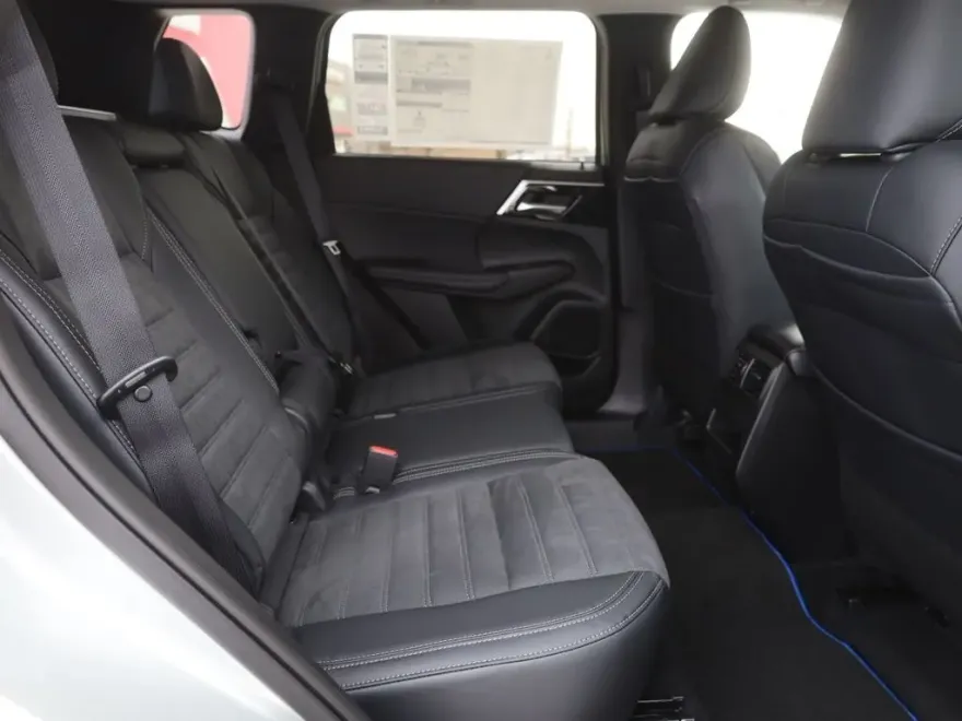 2025 Mitsubishi Outlander PHEV SE photo 13