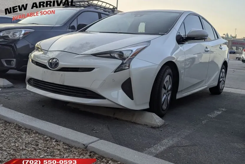 2018 Toyota Prius Three photo 1