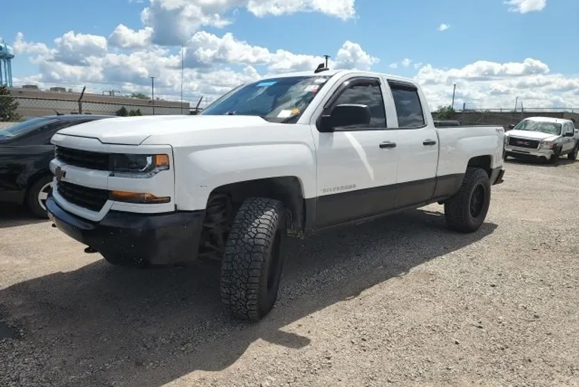 2018 Chevrolet Silverado 1500 Custom photo 1