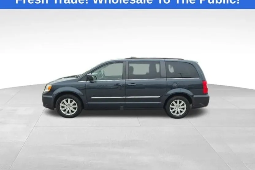 2013 Chrysler Town & Country Touring photo 1