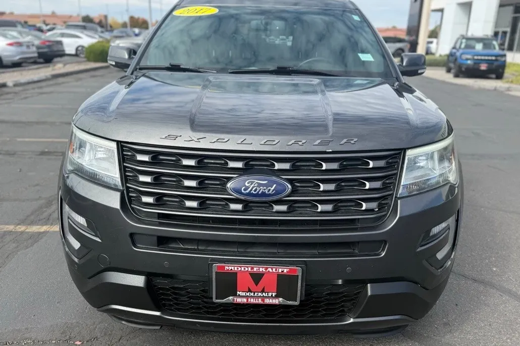 2017 Ford Explorer XLT photo 1