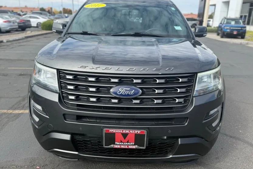 2017 Ford Explorer XLT photo 1