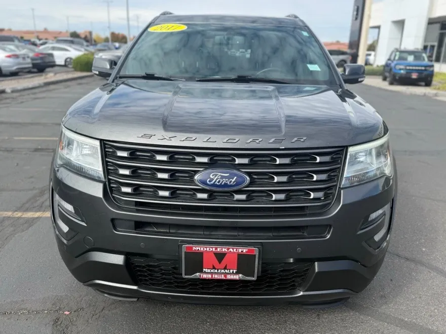 2017 Ford Explorer XLT photo 1