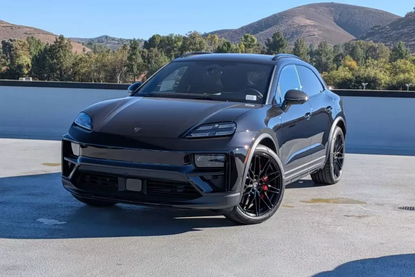 2025 Porsche Macan Electric Turbo photo 1