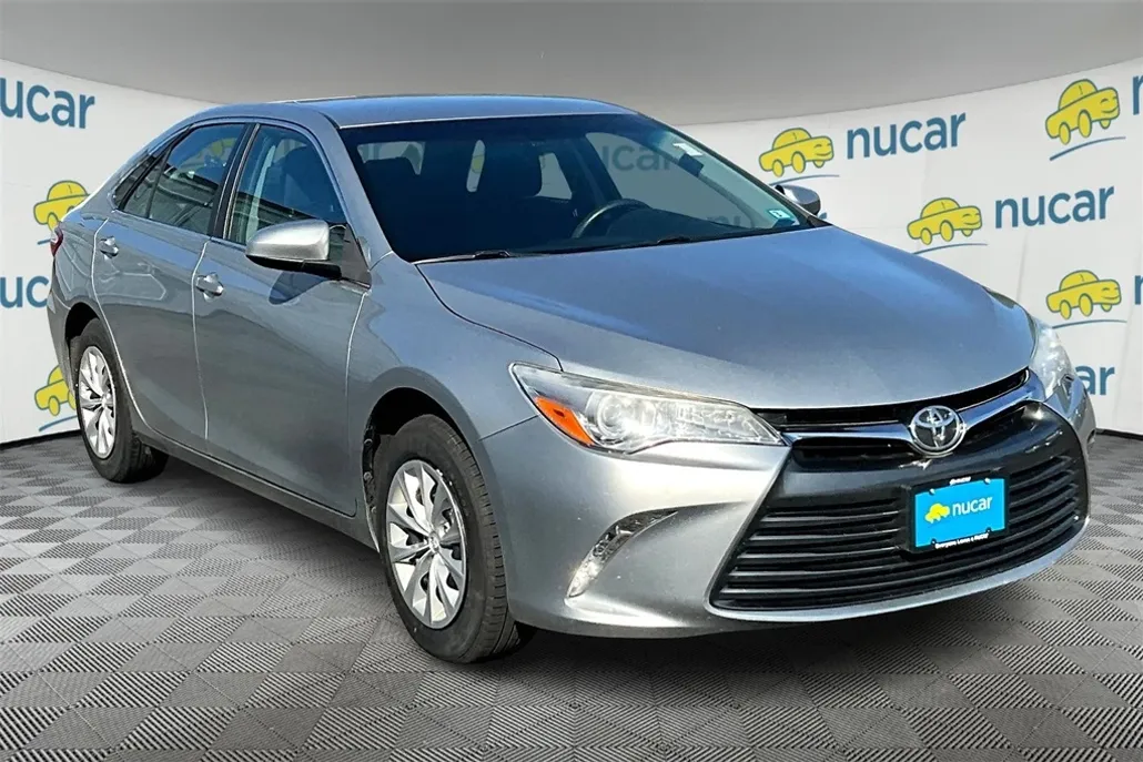 2017 Toyota Camry SE photo 1