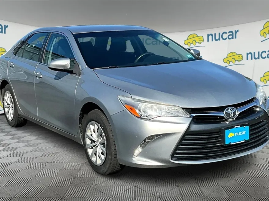 2017 Toyota Camry SE photo 1