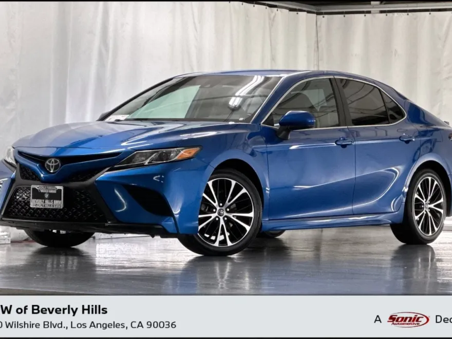 2020 Toyota Camry SE photo 1