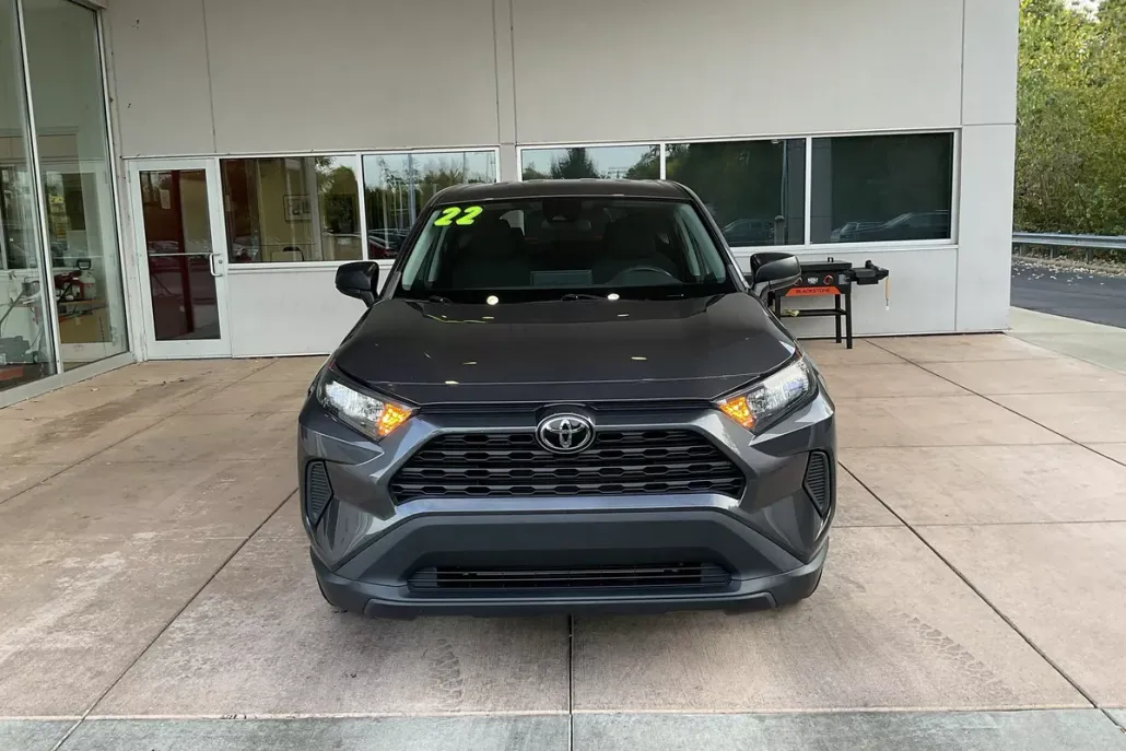2022 Toyota RAV4 LE photo 1