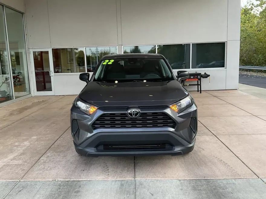 2022 Toyota RAV4 LE photo 1