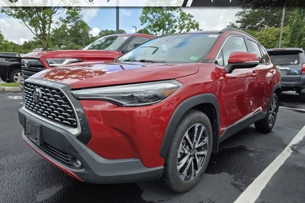 2022 Toyota Corolla Cross XLE photo 1